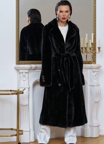 Шуба из меха норки с акцентными пуговицами