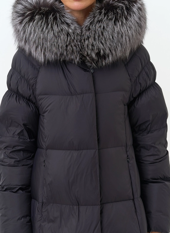 Женский пуховик с мехом чернобурой лисы на капюшоне фото