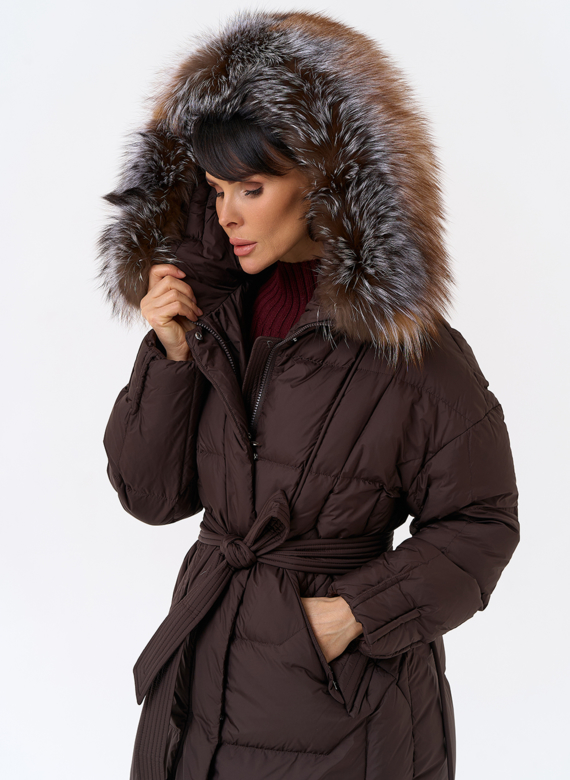 Женский пуховик с отделкой из меха блюфрост