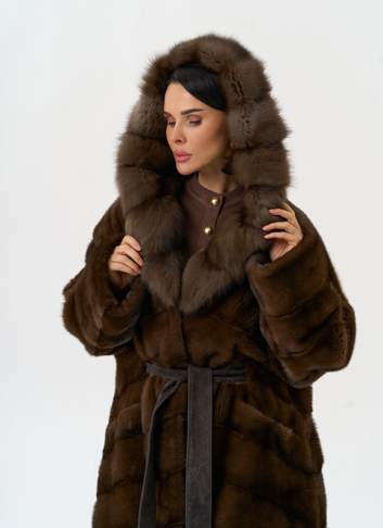 Шуба из меха норки с капюшоном из меха куницы