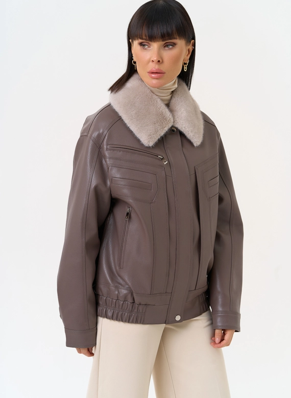 Женская утепленная куртка из эко кожи в бежевом цвете фото