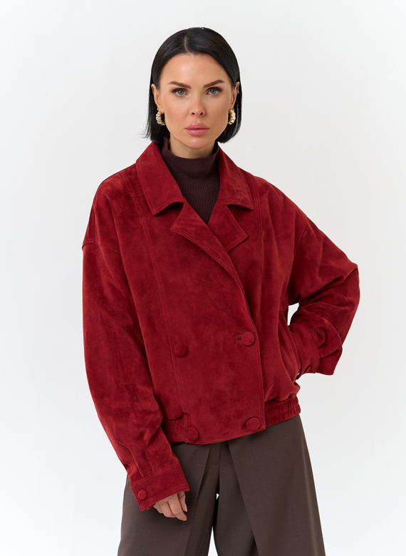 Женская куртка из натуральной замши красного цвета