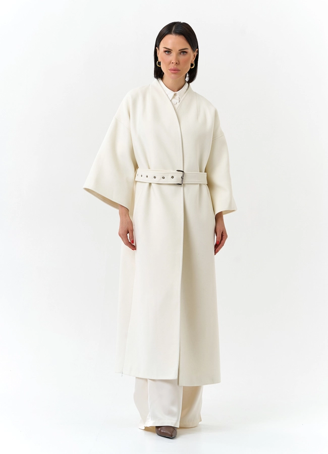 Женское пальто белого цвета модель № 32642 меха малина