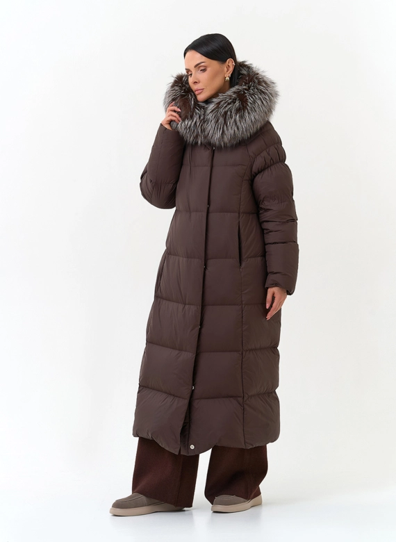 Женский пуховик с мехом чернобурой лисы на капюшоне фото