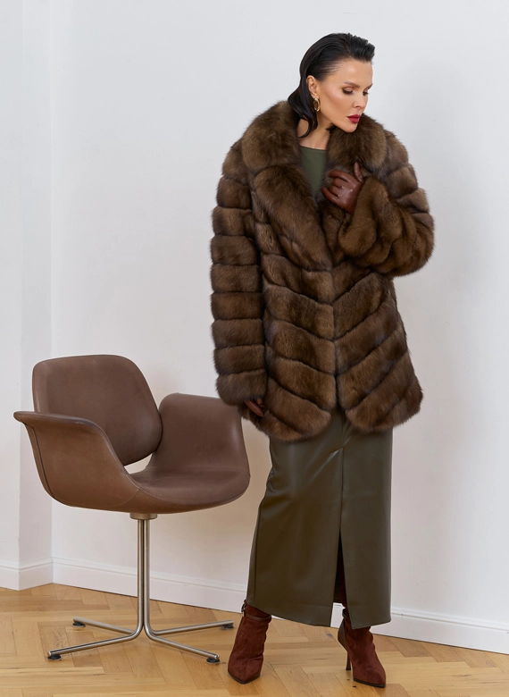 Женская шуба из соболя с английским воротником фото
