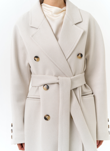 Светлое женское пальто с поясом