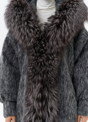 Женский удлиненный пуховик с отделкой из меха чернобурки