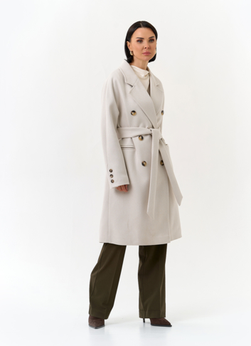 Светлое женское пальто с поясом