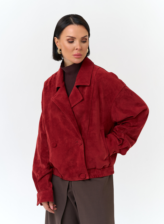 Женская куртка из натуральной замши красного цвета