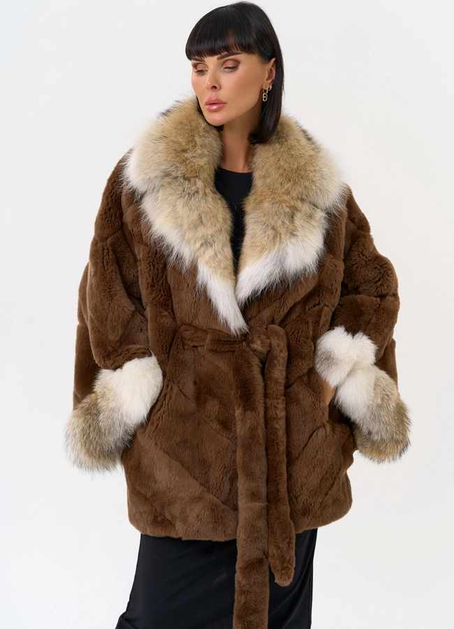 Шуба из кролика с отделкой из меха койота модель № 31680 в кредит