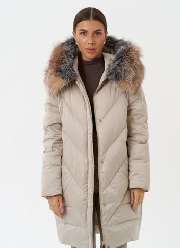 Светлый пуховик с мехом чернобурки