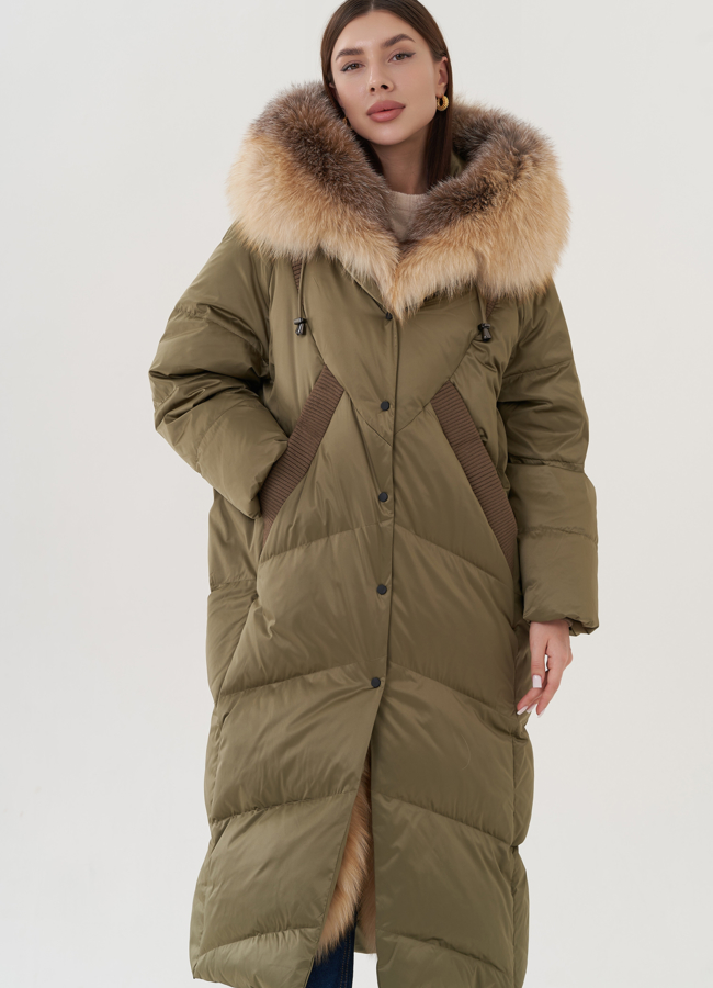 Пуховик с отделкой капюшона из меха лисы  модель № 25934 меха малина