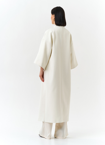 Женское пальто белого цвета