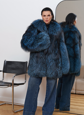 Шуба из меха чернобурки голубого цвета