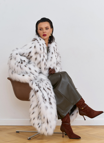 Длинная шуба из меха лисы белого цвета