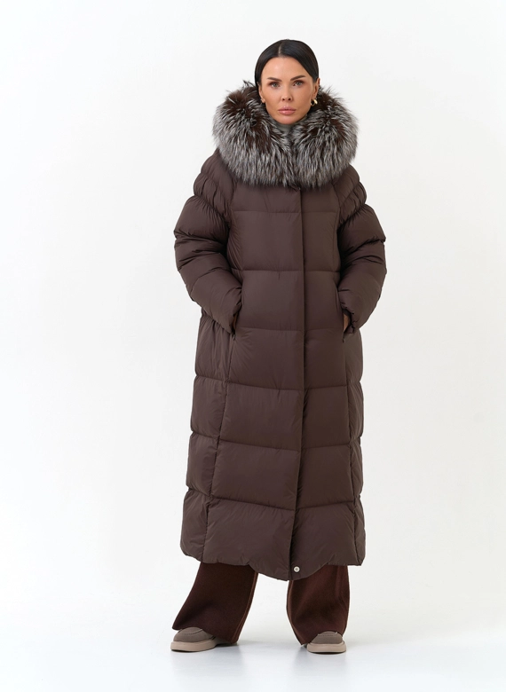 Женский пуховик с мехом чернобурой лисы на капюшоне фото