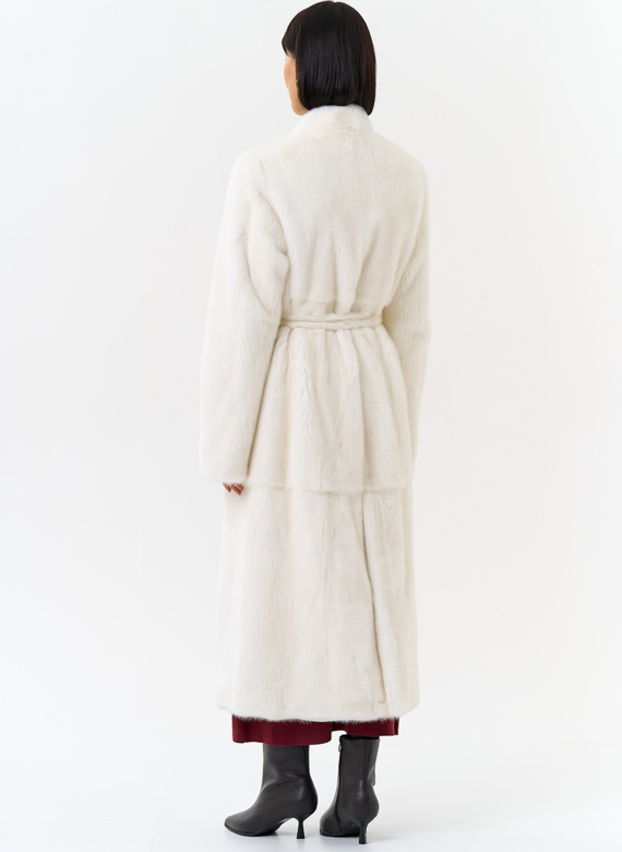 Белая шуба из меха норки с поясом