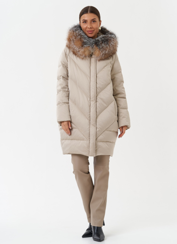 Светлый пуховик с мехом чернобурки