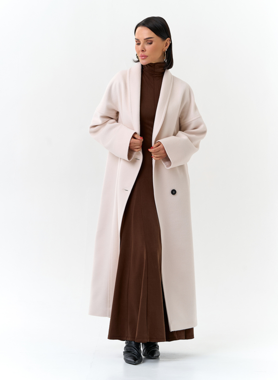 Светлое женское пальто с воротником шаль