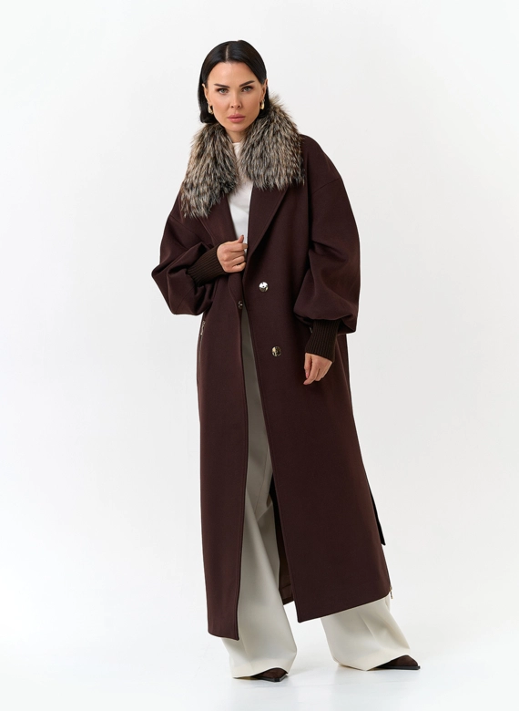 Женское длинное пальто с отделкой из меха лисы фото