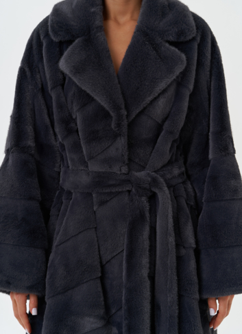 Длинное пальто из эко меха серого цвета