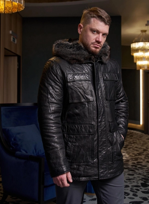Пуховик из натуральной кожи с мехом енота