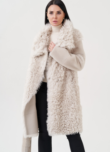 Женская дубленка бежевого цвета 