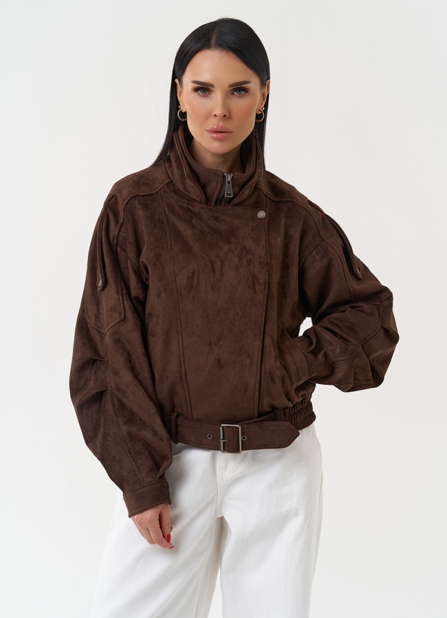 Женская куртка бомбер из эко замши коричневого цвета модель № 30446 меха малина