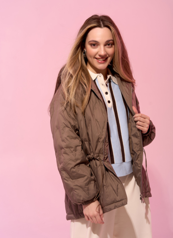 Женская куртка в коричневом цвете с капюшоном