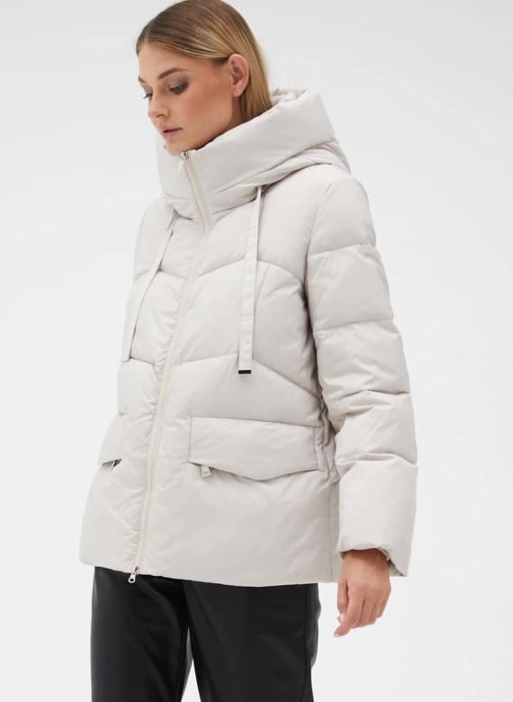 Женский светлый пуховик с капюшоном