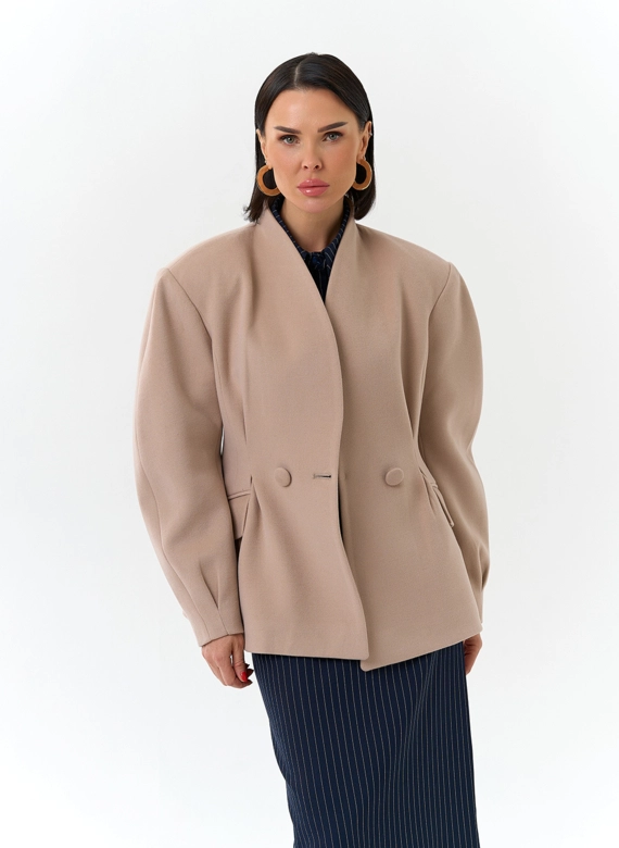 Женское укороченное пальто с акцентными рукавами фото
