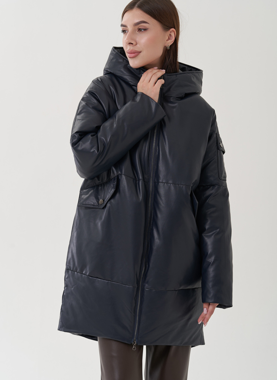 Женский пуховик синего цвета из эко кожи