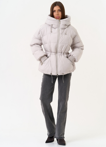 Светлый женский пуховик с капюшоном