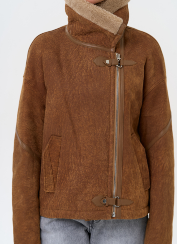 Короткая дубленка с воротником