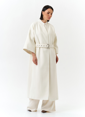 Женское пальто белого цвета