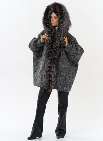 Женский удлиненный пуховик с отделкой из меха чернобурки