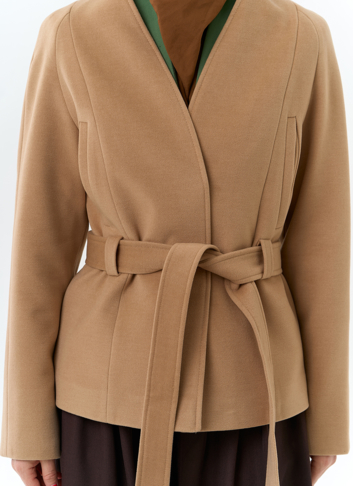 Женское укороченное пальто с поясом