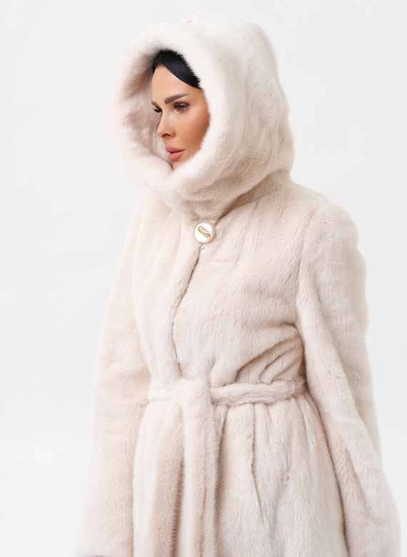 Светлая шуба с поясом из норки