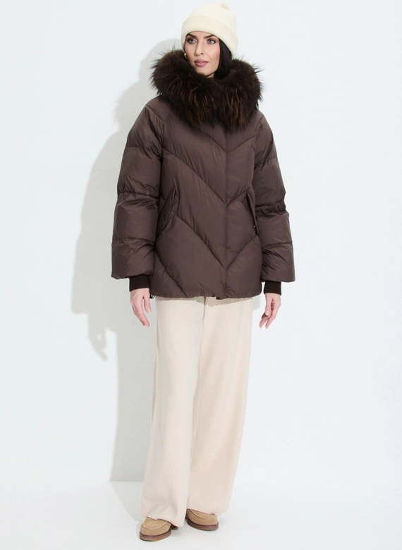 Женский пуховик с мехом енота на капюшоне фото