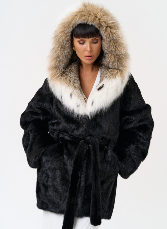 Женская шуба из меха норки с капюшоном из меха рыси