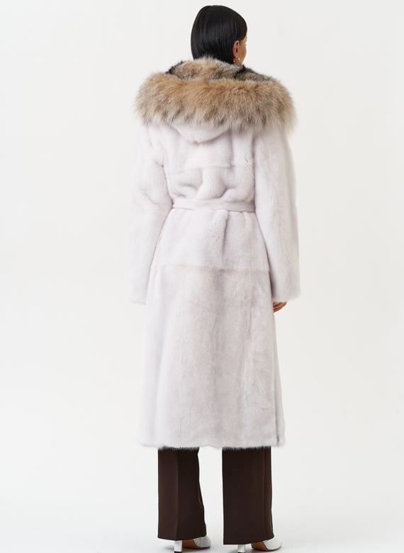 Женская шуба из меха норки с капюшоном из меха рыси