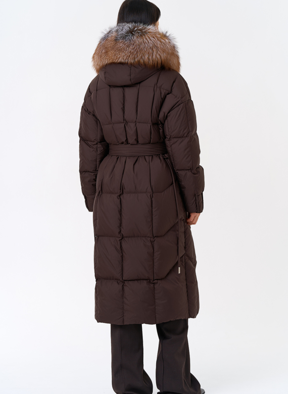 Женский пуховик с отделкой из меха блюфрост