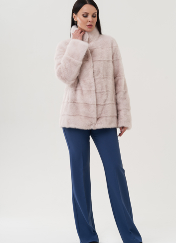 Шуба из меха норки бежевого цвета